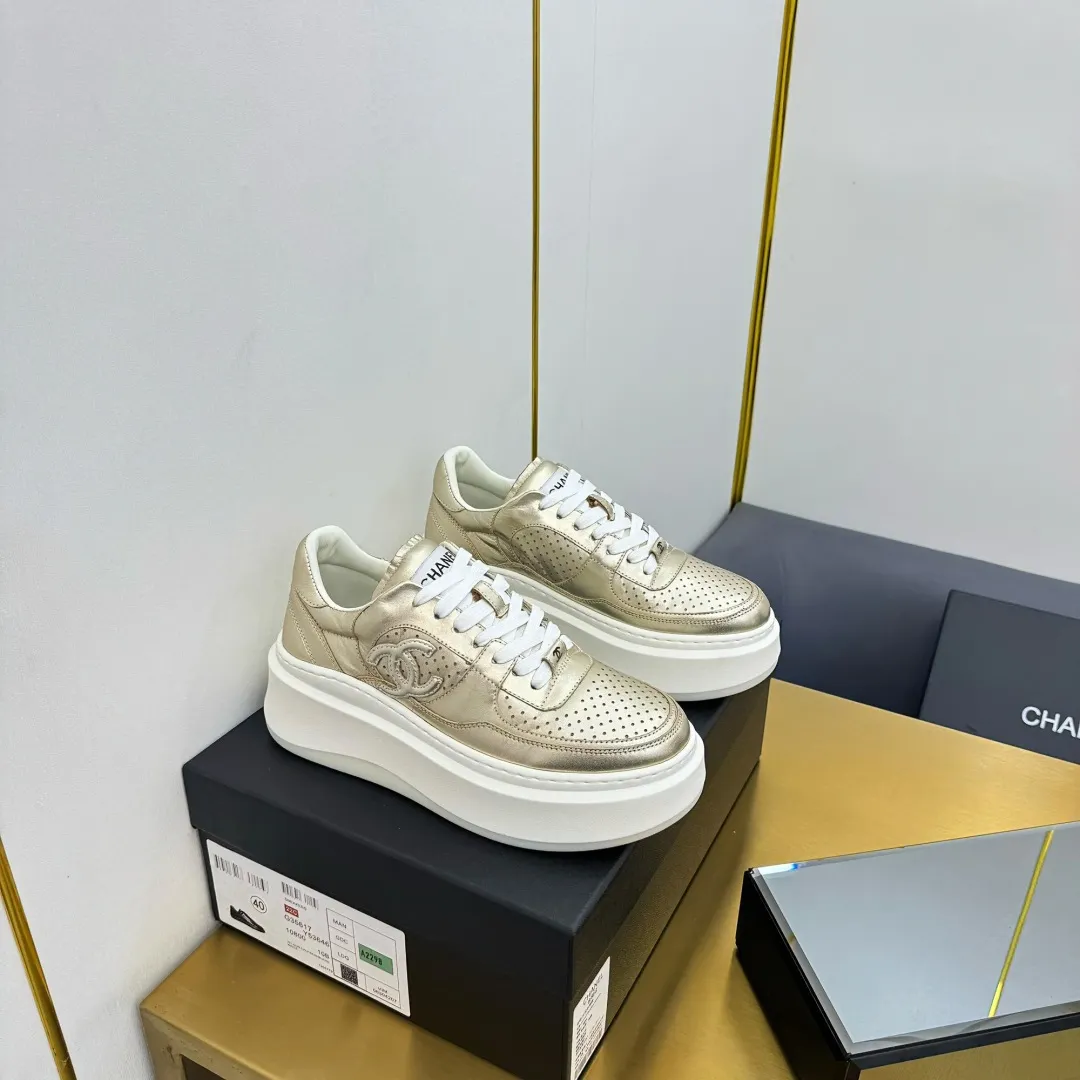 👟👟Ex-factory price 600👟👟 Upgraded version, upgraded version, upgraded version! No rebuttal accepted! ! ! ! Chanel Chanel panda shoes! 2025 counter's top casual sports shoes. This classic design; the upper is electro-embroidered with a variety of techniques; the outsole is fashionable and sporty; the unusual inclusion of a variety of color matching elements... The diversified mix and match is very good-looking and versatile, and can be used for leisure, fashion, sports, and outdoor... ꫛꫀꪝ Go➫ Materials: ❶Upper made of: original imported first-layer silk cowhide + original waterproof cloth + original first-layer cowhide ❷Inner lining: Original Yangli+Net ❸Outsole based on: Original TPU combination outsole Counter boutique packaging complete set for women 35–41 👉 👉